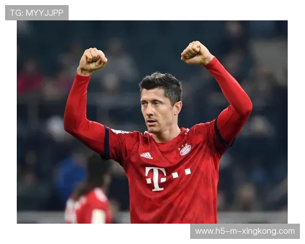 莱万调整跑位后再中靶心，拜仁前场稳定高效