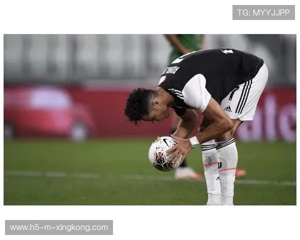 尤文中场的快速分球完成对对手的拆解